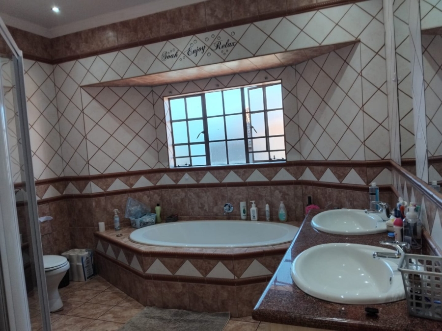 4 Bedroom Property for Sale in Safari Gardens North West